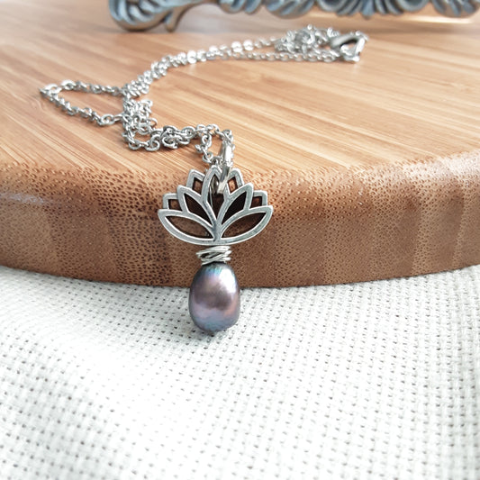 Lotus flower necklace with pearl