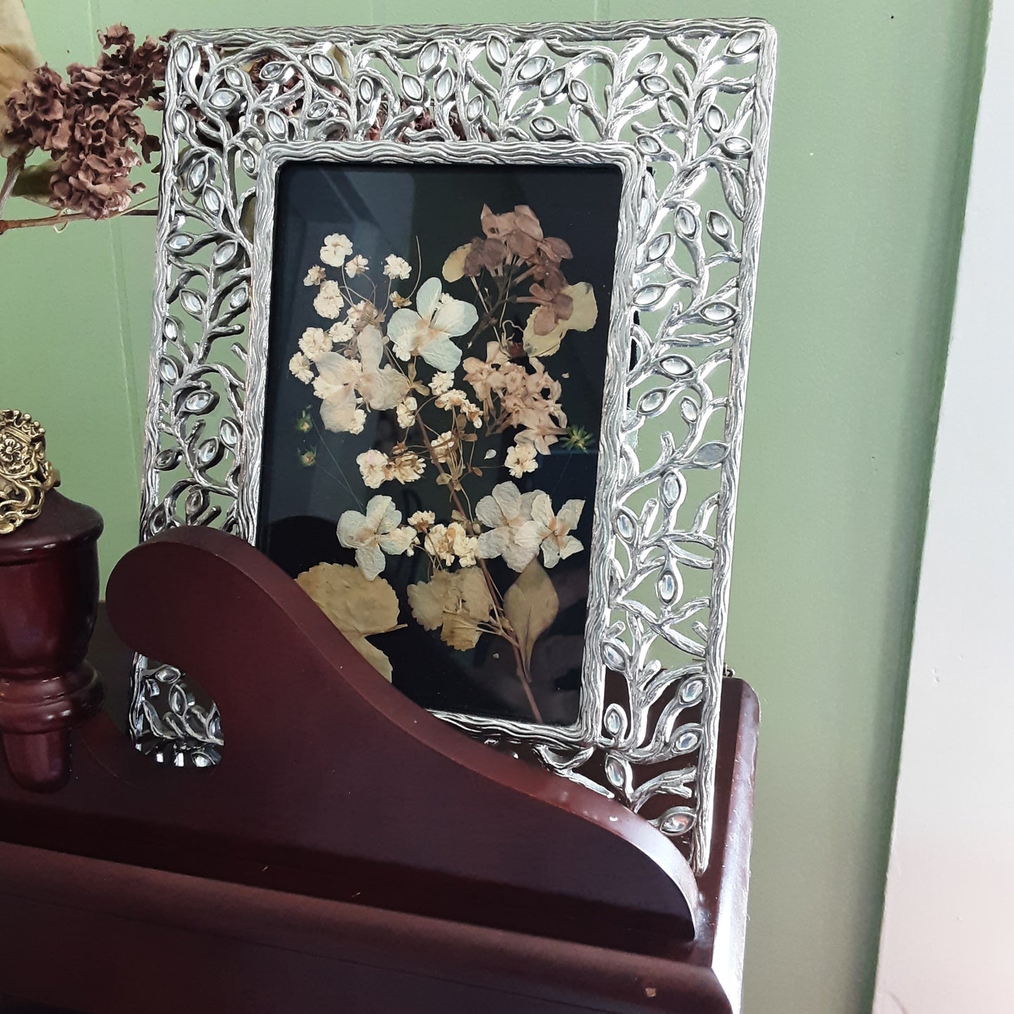 Dried flowers offering in vintage frame