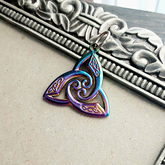 Triquetra pendant